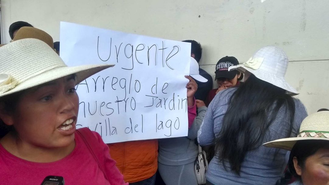 Puno Padres de familia del jardín Villa del Lago realizaron plantón en el Municipio Radio