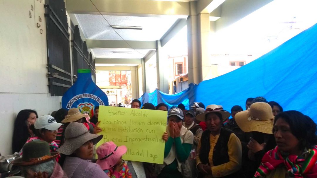 Puno Padres de familia del jardín Villa del Lago realizaron plantón en el Municipio Radio