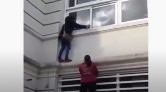 Una 'mujer araña' escala por las paredes de un hospital para ver a un familiar con Covid-19