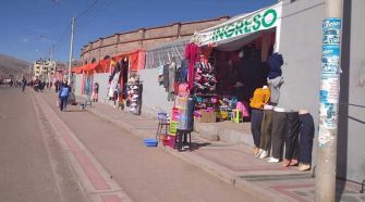 Comerciantes en los exteriores del monumental de Puno
