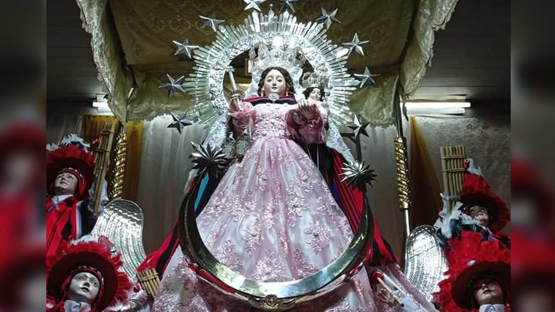 Virgen María de la Candelaria luce vestimenta de los Claveles Rojos de  Huancané - Radio Onda Azul