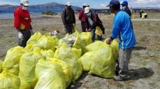 Limpieza en el lago Titicaca