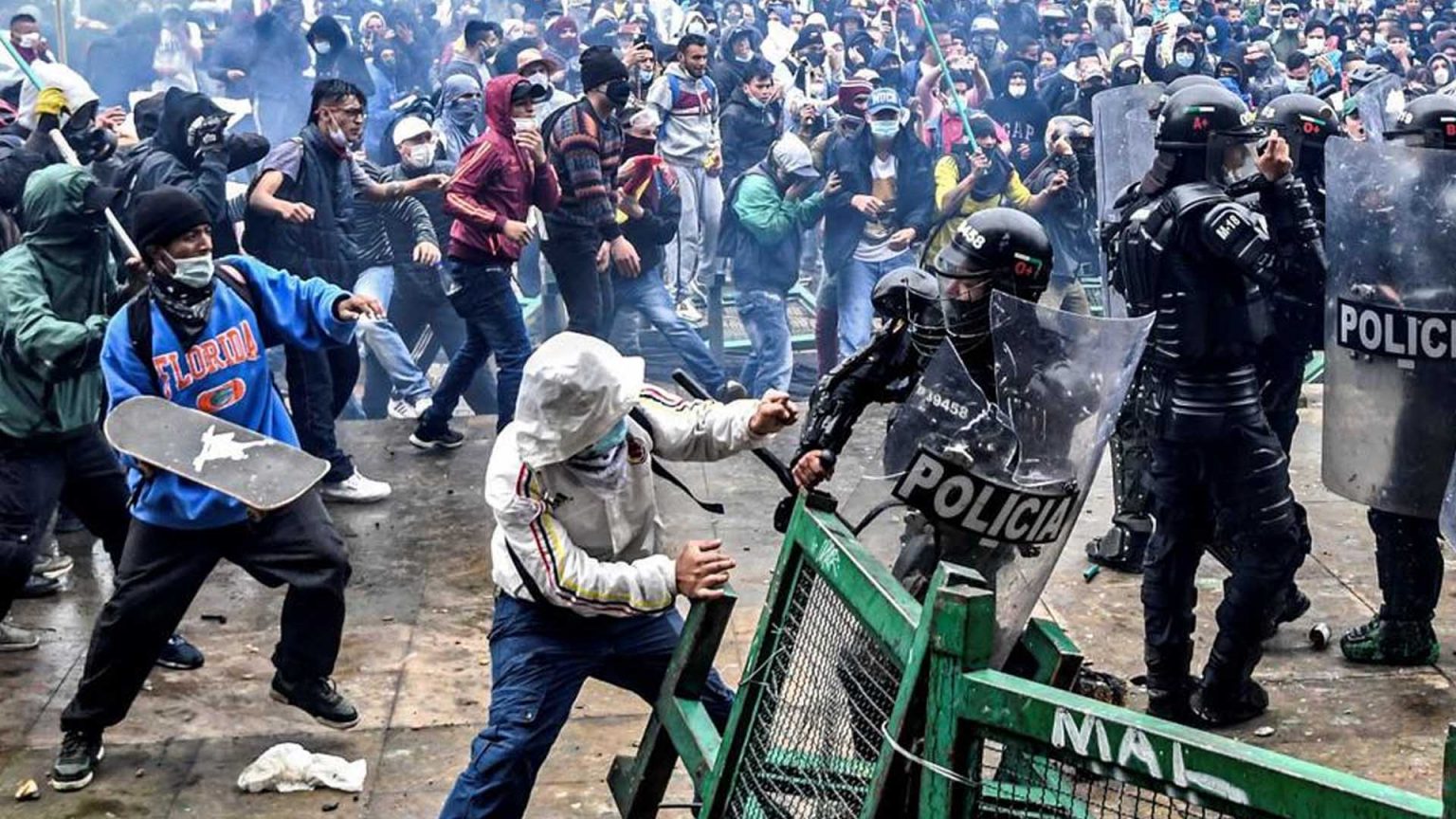 Colombia: Protestas contra proyecto de reforma tributaria dejan al menos 16 muertos - Radio Onda ...