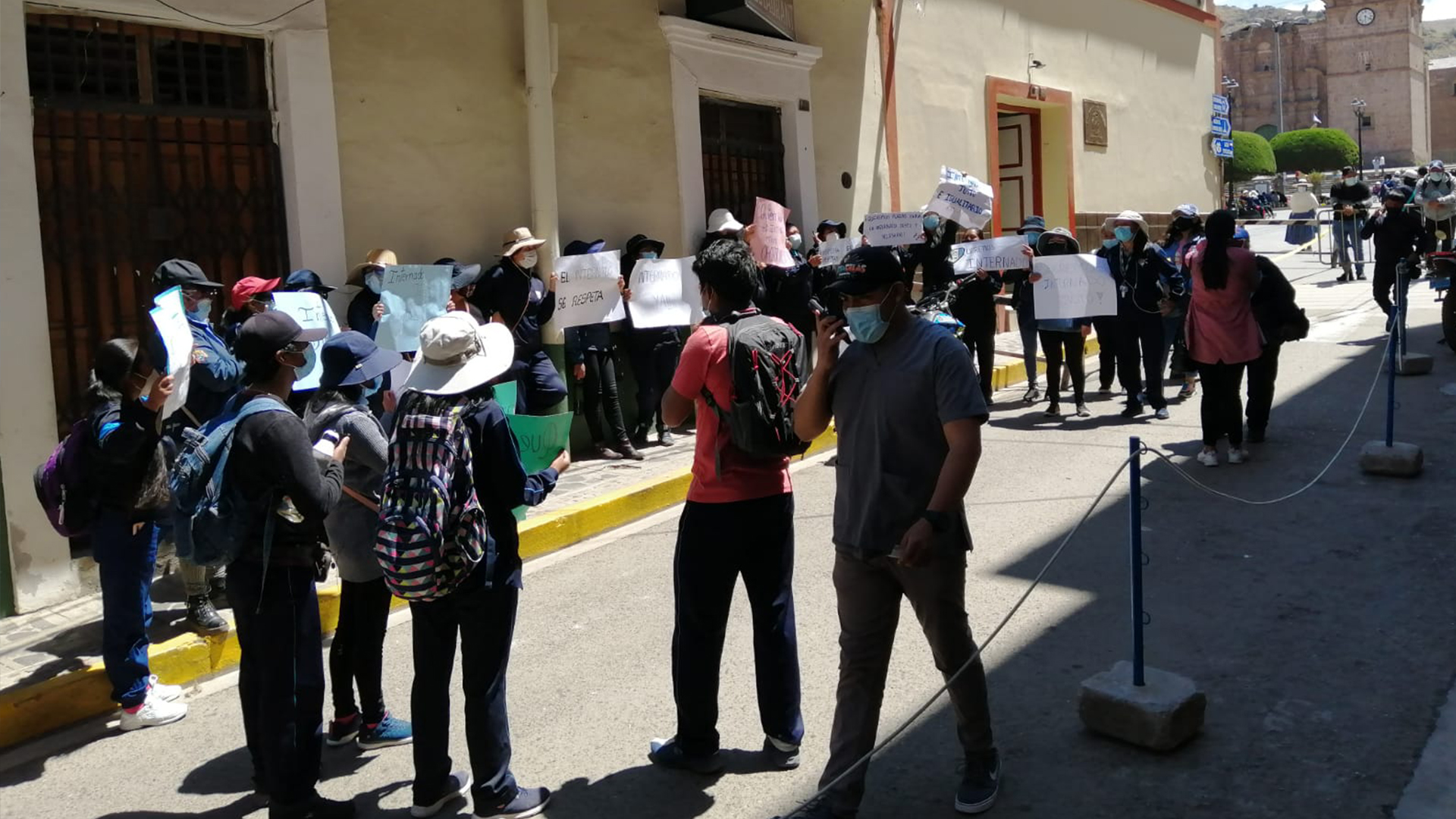 Estudiantes de la Facultad de Enfermería protestando