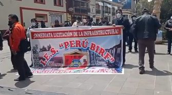 Plantón de directivos y docentes de la IES Perú Birf