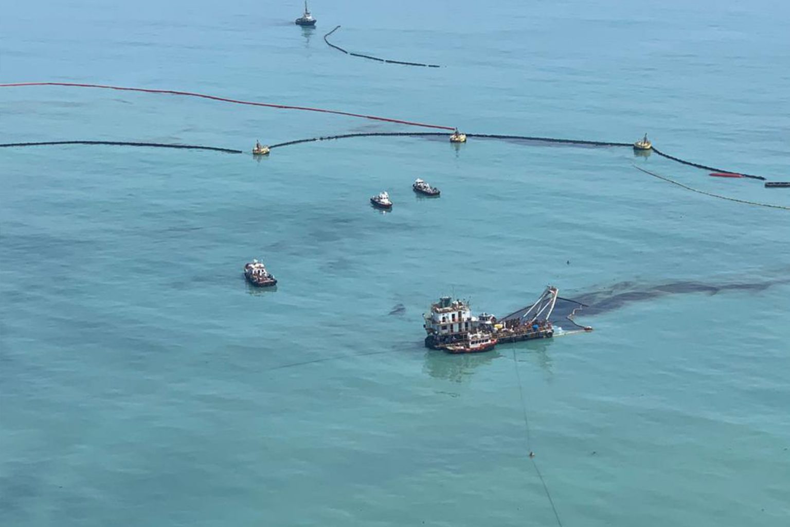 Fotografías: Derrame de 6 mil barriles de petróleo en el mar peruano en ...