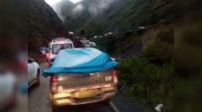 Entre Cuyocuyo y Sandia transportistas se quedaron varados