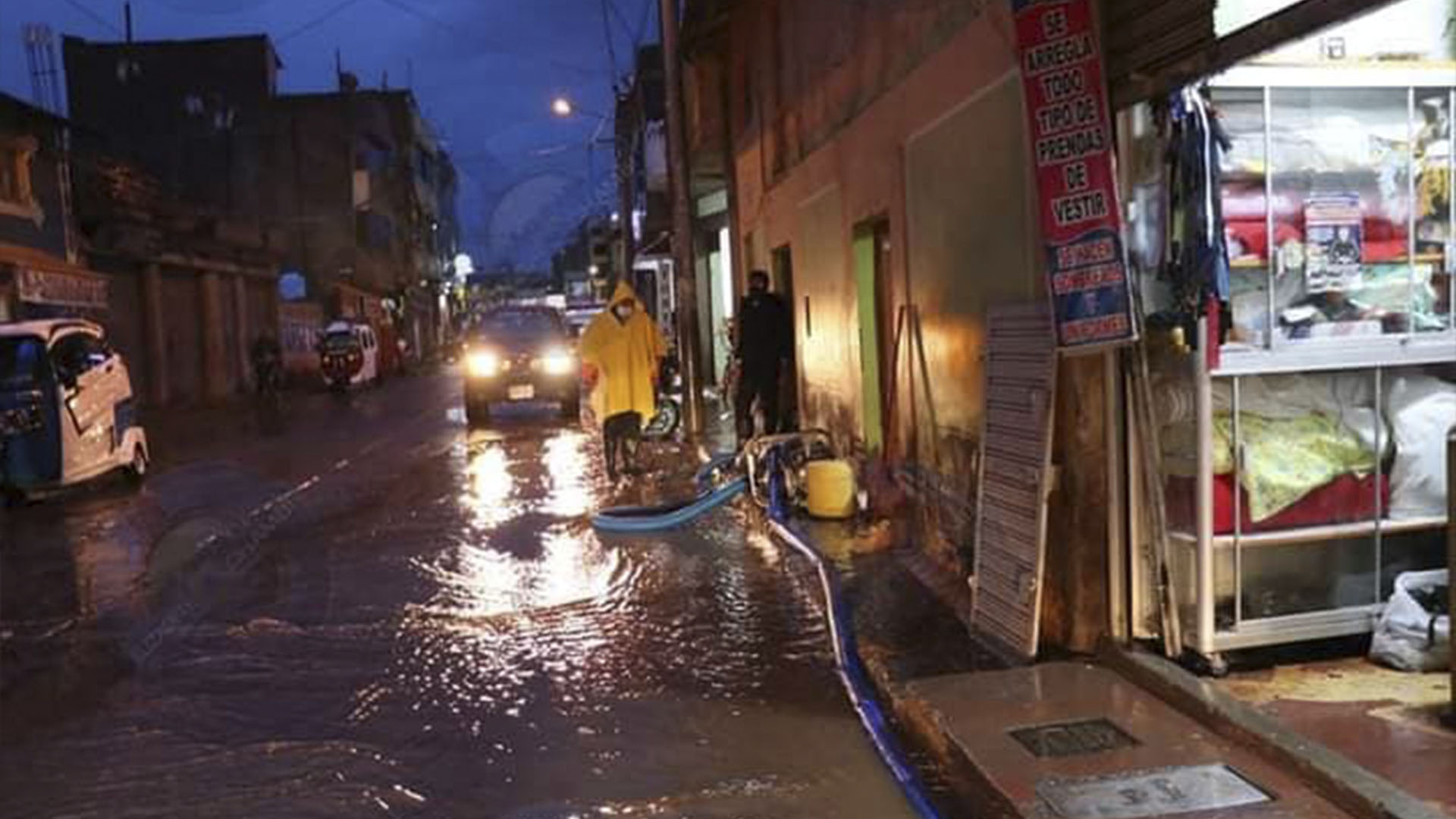 Inundación en calles de Ayaviri
