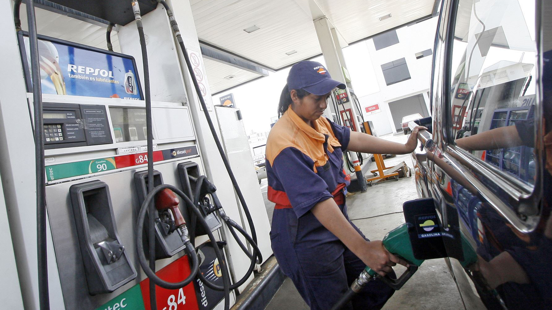 Repsol y Petroperú suben precios de diésel y el GLP