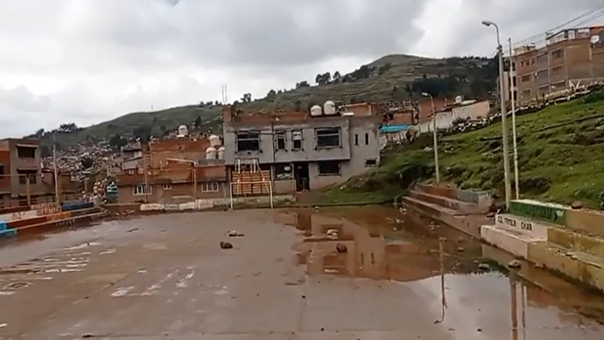 Plataforma José Antonio Encinas de Puno se inunda