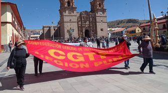 Trabajadores públicos protestando-Puno