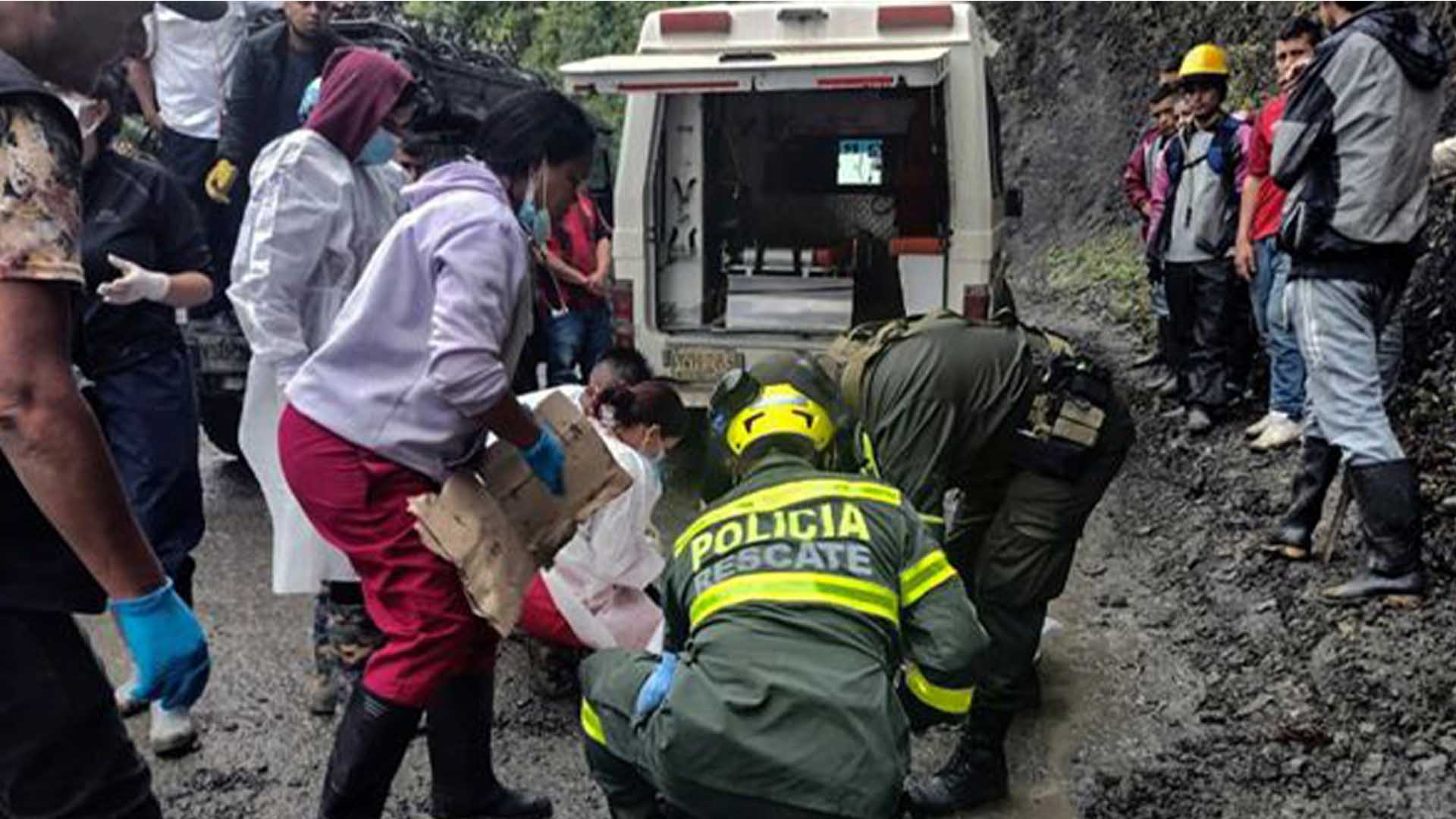Mueren 27 al caer alud sobre ómnibus en Colombia