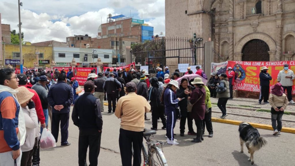 Docentes del SUTEP realizaron el lavado de banderas en homenaje a los
