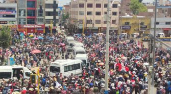 Minivans que partieron a Lima fueron despedidos multitudinariamente por la población