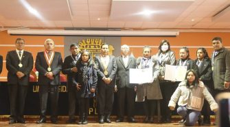 Autoridades de la UNA Puno, entregan título honorífico a familiares del médico cirujano fallecido en Juliaca
