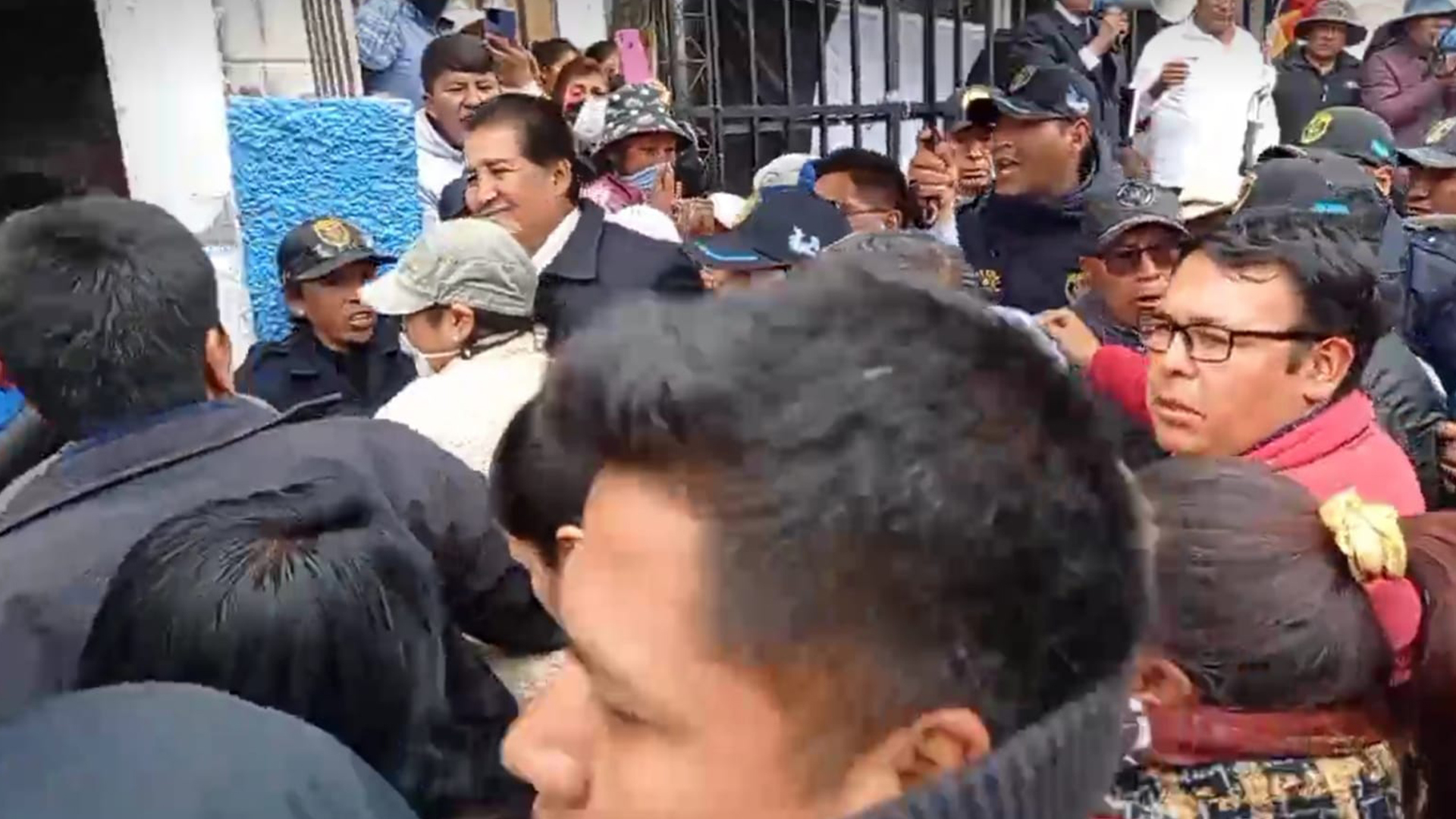 Manifestantes rechazaron y sacaron a empujones a alcalde Óscar Cáceres
