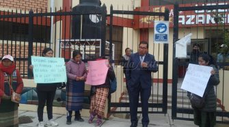 Protesta en exteriores de la UGEL-Azángaro