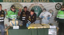 La policía detuvo a dos personas que en su poder tenían 40 paquetes de clorhidrato de cocaína