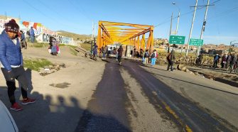 Pobladores cerraron el puente Ilave