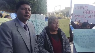 Trabajadores del sector salud acompañado con algunos vecinos, salieron a protestar