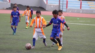 Niños jugando fútbol