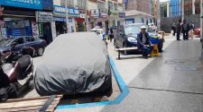 Unidad vehicular abandonada en exteriores del mercado Central en Puno