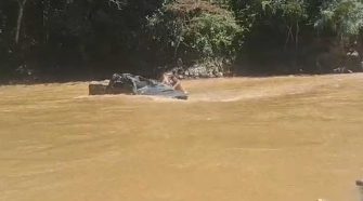 Camioneta cayó al rio Inambari