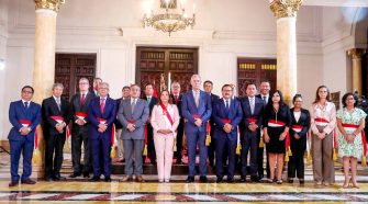 Dina Boluarte tomó juramento a 6 nuevos ministros
