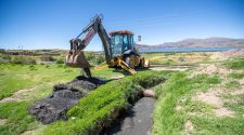 Limpian canales afluentes al lago Titicaca