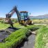 Limpian canales afluentes al lago Titicaca