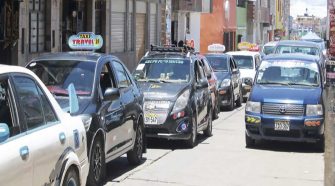 Taxistas informales en Puno