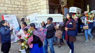 Familiares de personas que perdieron la vida en Pucayacu