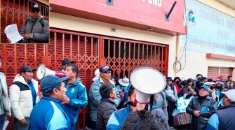 Protestan en exteriores del Gobierno Regional de Puno