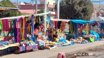 Comerciantes instalados al frente de la UNA Puno