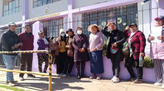 Padres de familia de la IE Señor de los Milagros de Juliaca