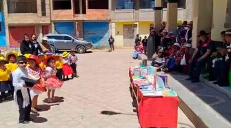 Entrega de libros en Paucarcolla