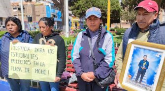 Familiares de estudiantes fallecidos en Moho