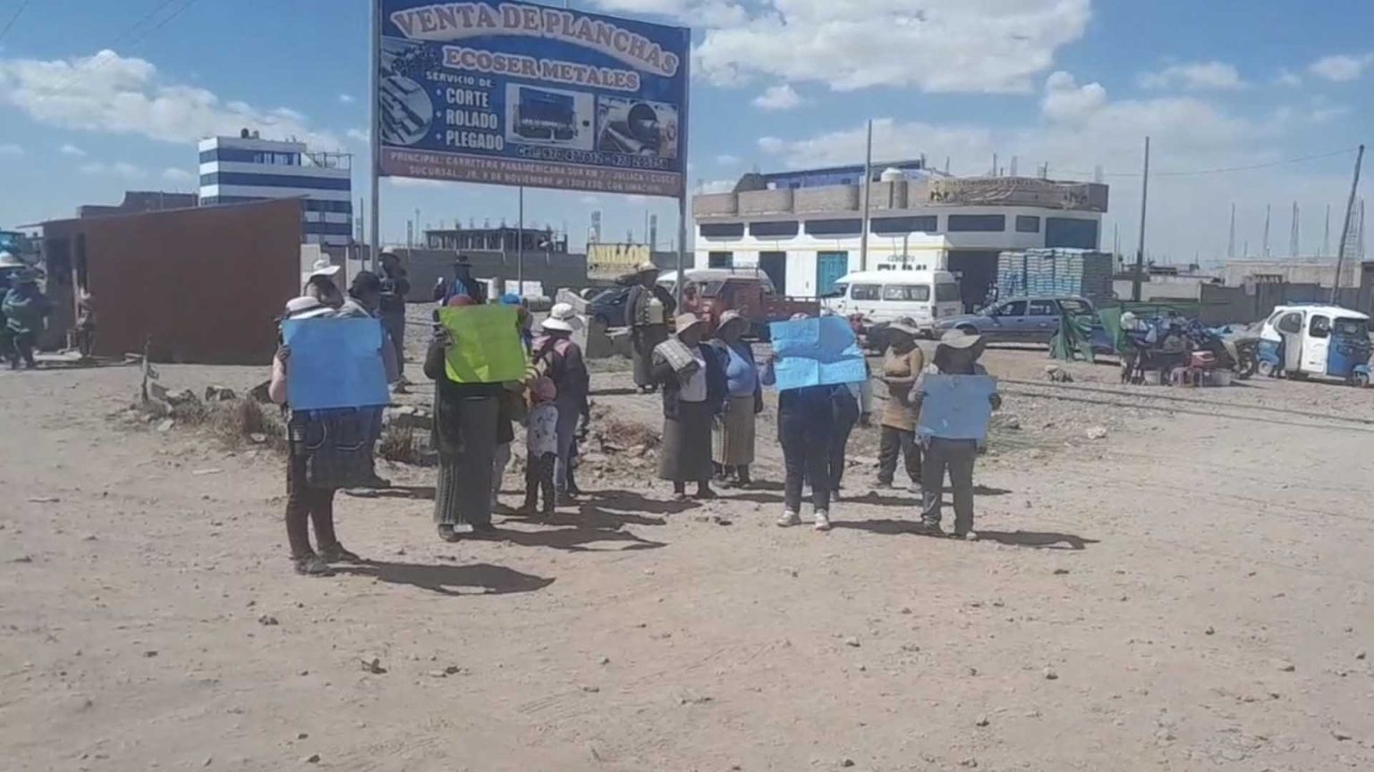 Juliaca: un grupo de pobladores del sector de Mucra exigen el ingreso ...