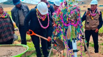 Colocan primera piedra