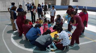 Foto referencial niños en simulacro