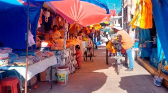 Comerciantes del mercado Laykakota