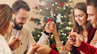 Familia en oración por Navidad