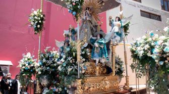 Devotos rinden homenaje a la Virgen de la Candelaria