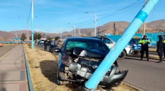 Auto choca contra poste en Puno