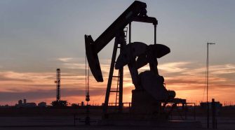 Se dispara precios del petróleo y la gasolina