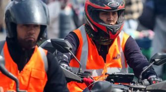 Uso obligatorio de chalecos y cascos para motociclistas