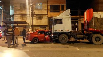 accidente entre taxi y tráiler