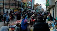 comerciantes en la Plaza Dominical de Juliaca