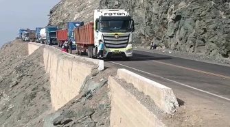 Conductor fallece tras caer a abismo