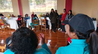 Voluntarios llevan salud y sonrisas a niños vulnerables